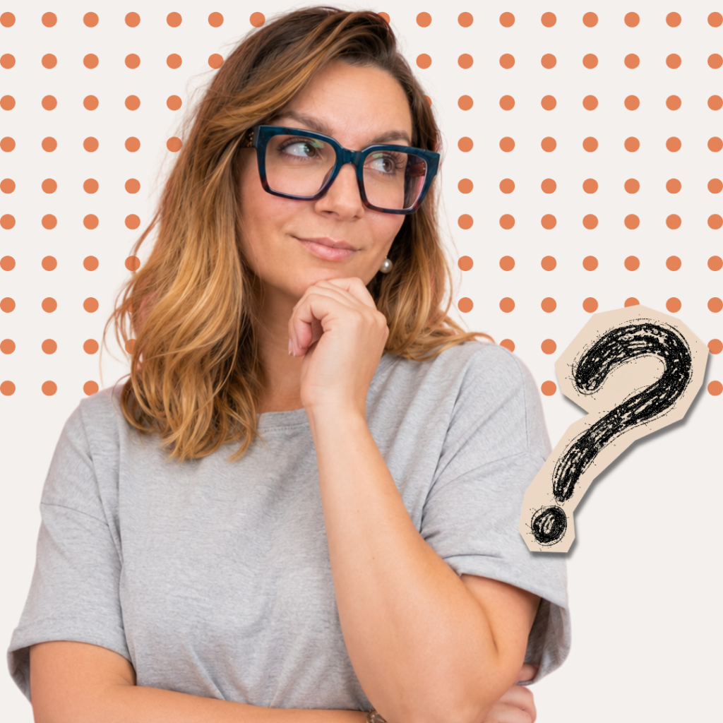 jeune femme avec la main sur le menton, en position de réflexion