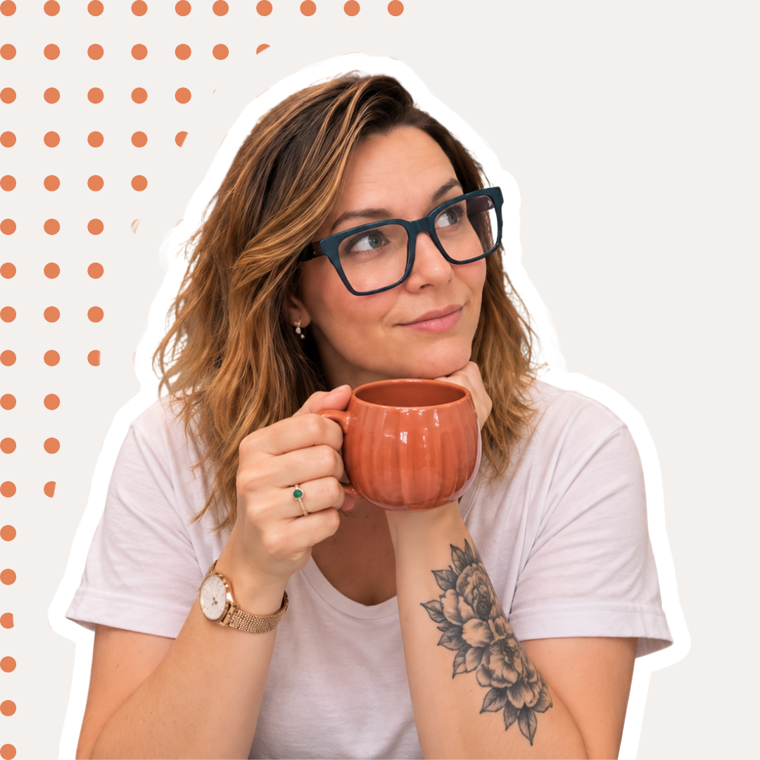 jeune femme avec la main sur le menton, en position de réflexion