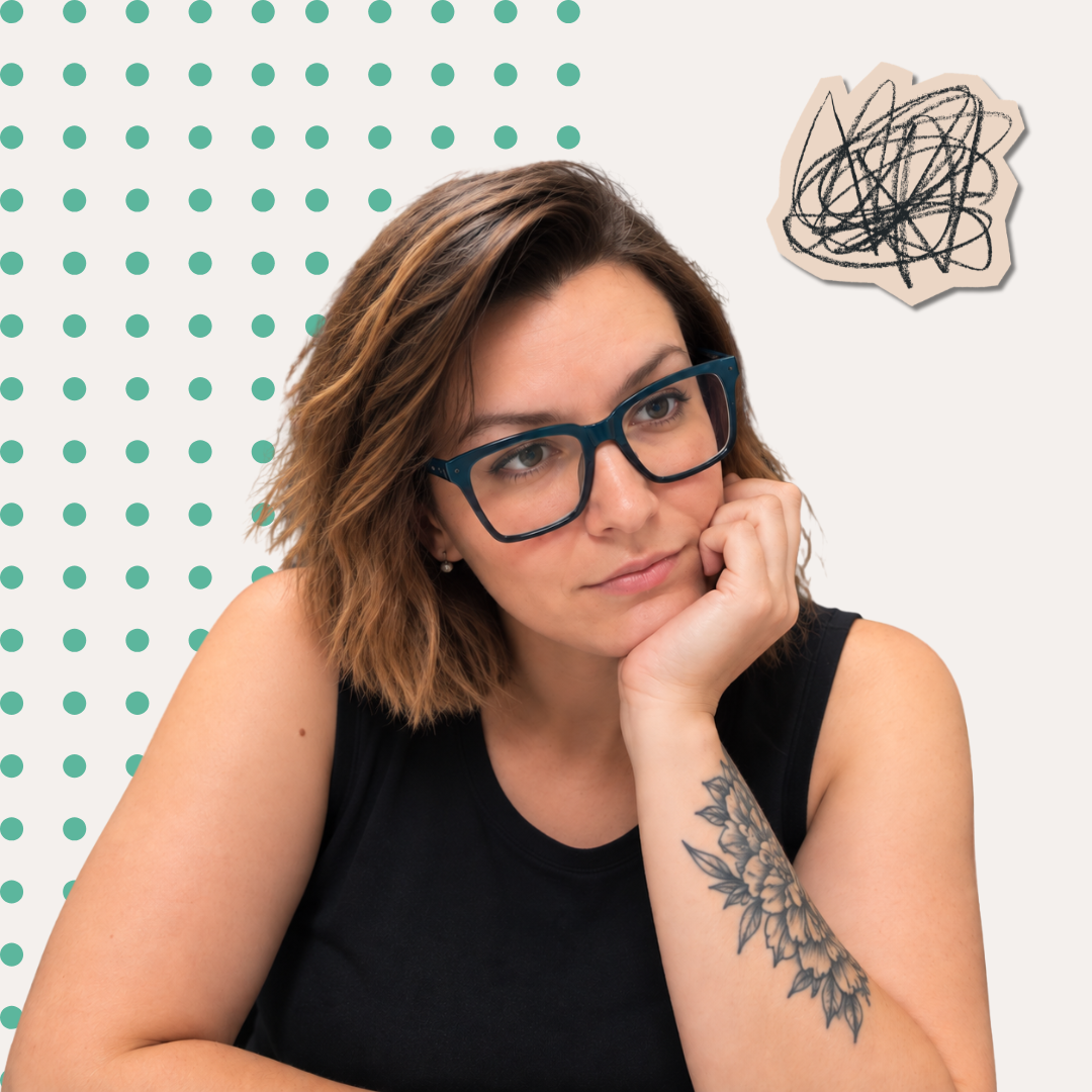 jeune femme la main sous le menton qui est perdue dans ses pensées